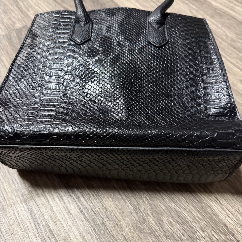 Elegant Black Snake-Embossed Handbag - Picture 5 of 10